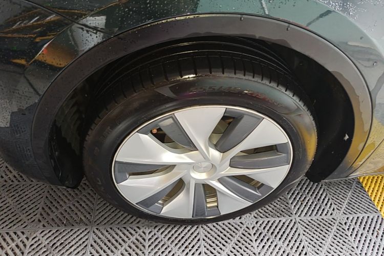 Tesla Model Y 2023 car image #9