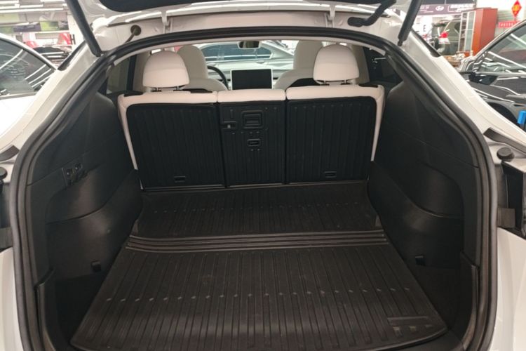 Tesla Model Y 2023 car image #19