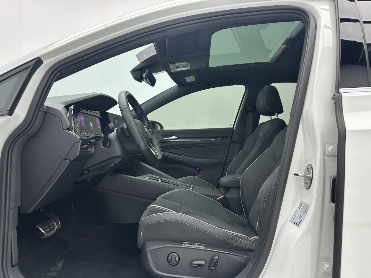 Volkswagen Golf 2022 car image #5