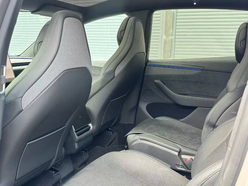 Tesla Model Y L 2026 car image #4