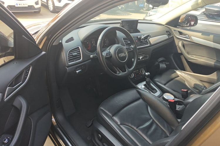 Audi Q3 2015 car image #12