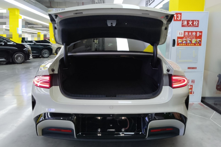 MI SU7 2025 immagine di auto #19