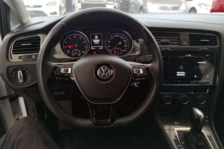 Volkswagen Golf 2020 car image #11