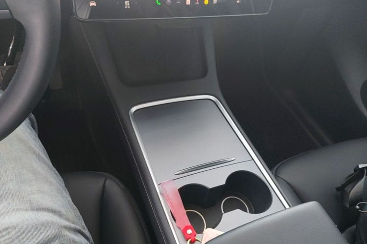 Tesla Model Y 2023 car image #14
