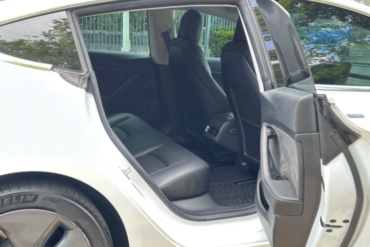 Tesla Model 3 2020 car image #19