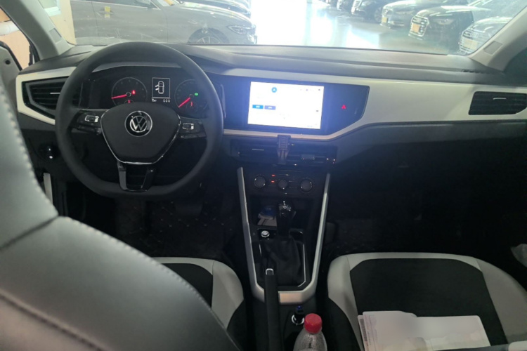 Volkswagen Polo 2022 car image #11