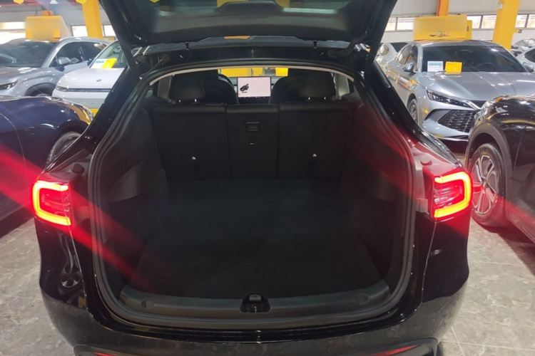 Tesla Model Y 2024 car image #19