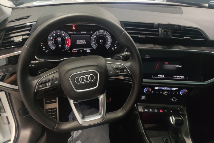 Audi Q3 2023 car image #10