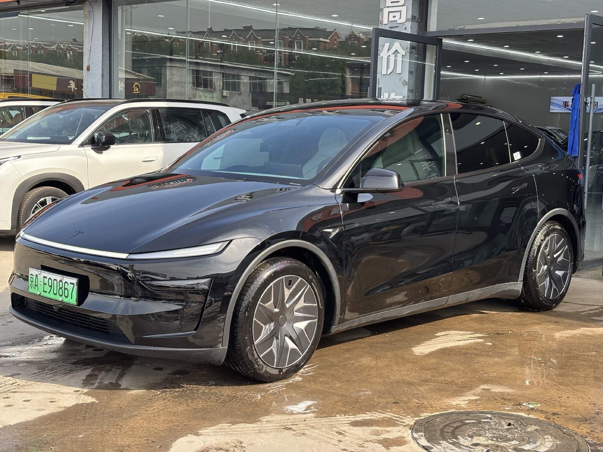 Tesla Model Y L 2026 Tesla Model Y L 2026 car image