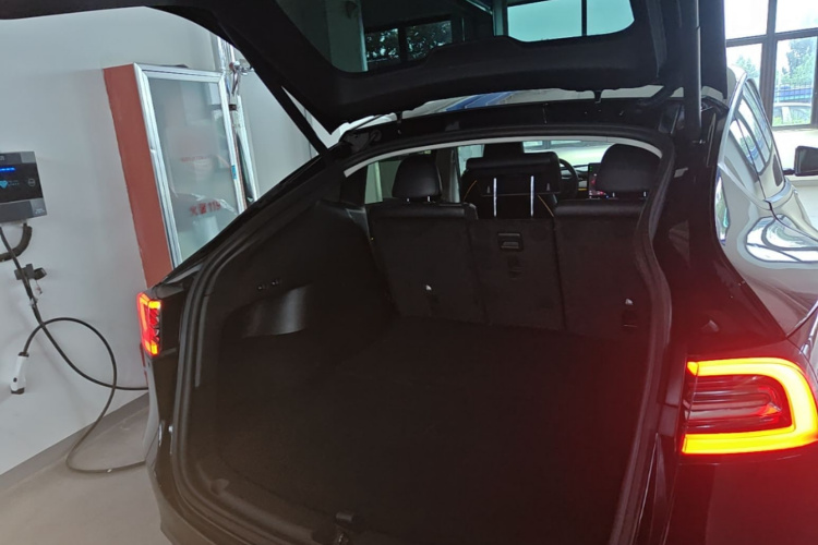 Tesla Model Y 2022 immagine di auto #19