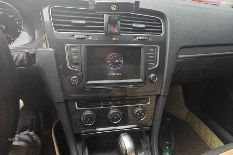Volkswagen Golf 2017 car image #16