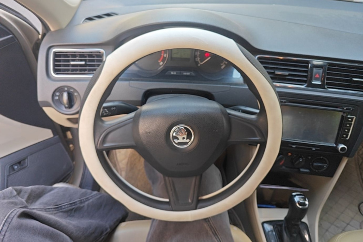 Skoda Rapid 2015 #11 Skoda Rapid 2015 image de voiture #11