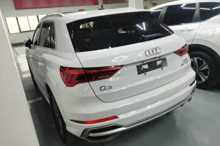 Audi Q3 2020 car image #5