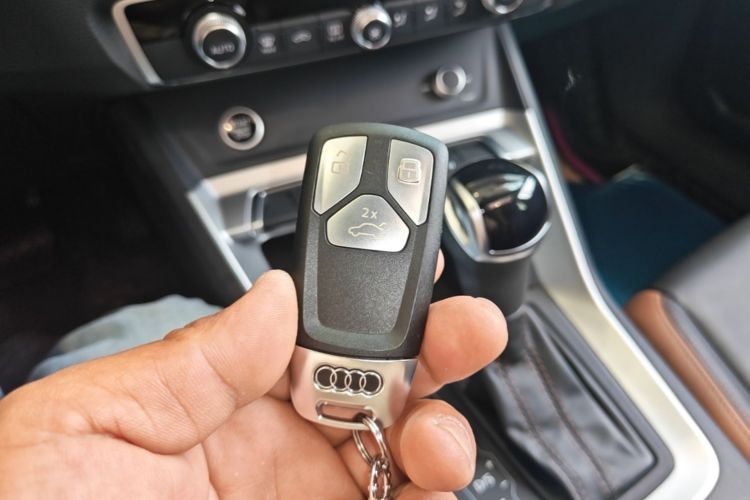 Audi Q3 2021 car image #9