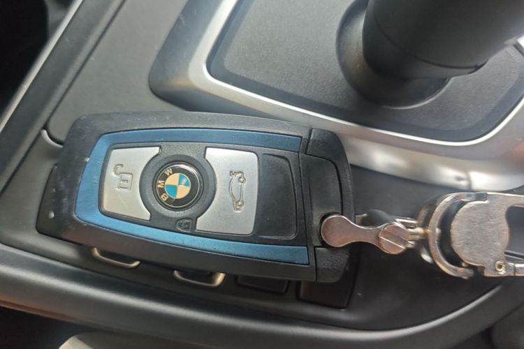 BMW 3 Series 2019 car image #9