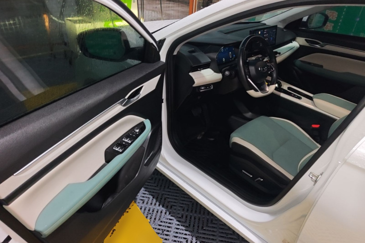 GEELY Emgrand L HiP 2022 car image #16