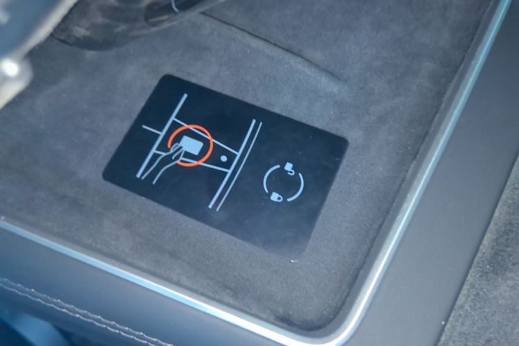 Tesla Model Y 2025 immagine di auto #9
