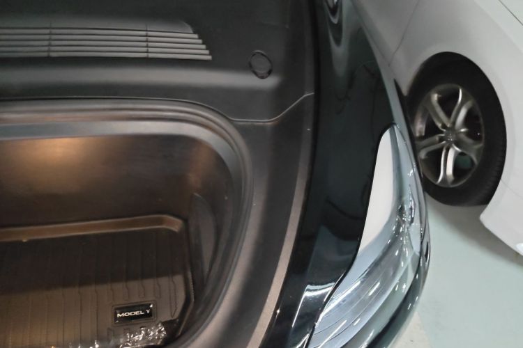 Tesla Model Y 2023 car image #24
