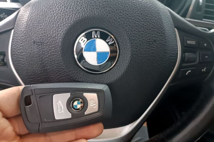 BMW 3 Series 2018 car image #9