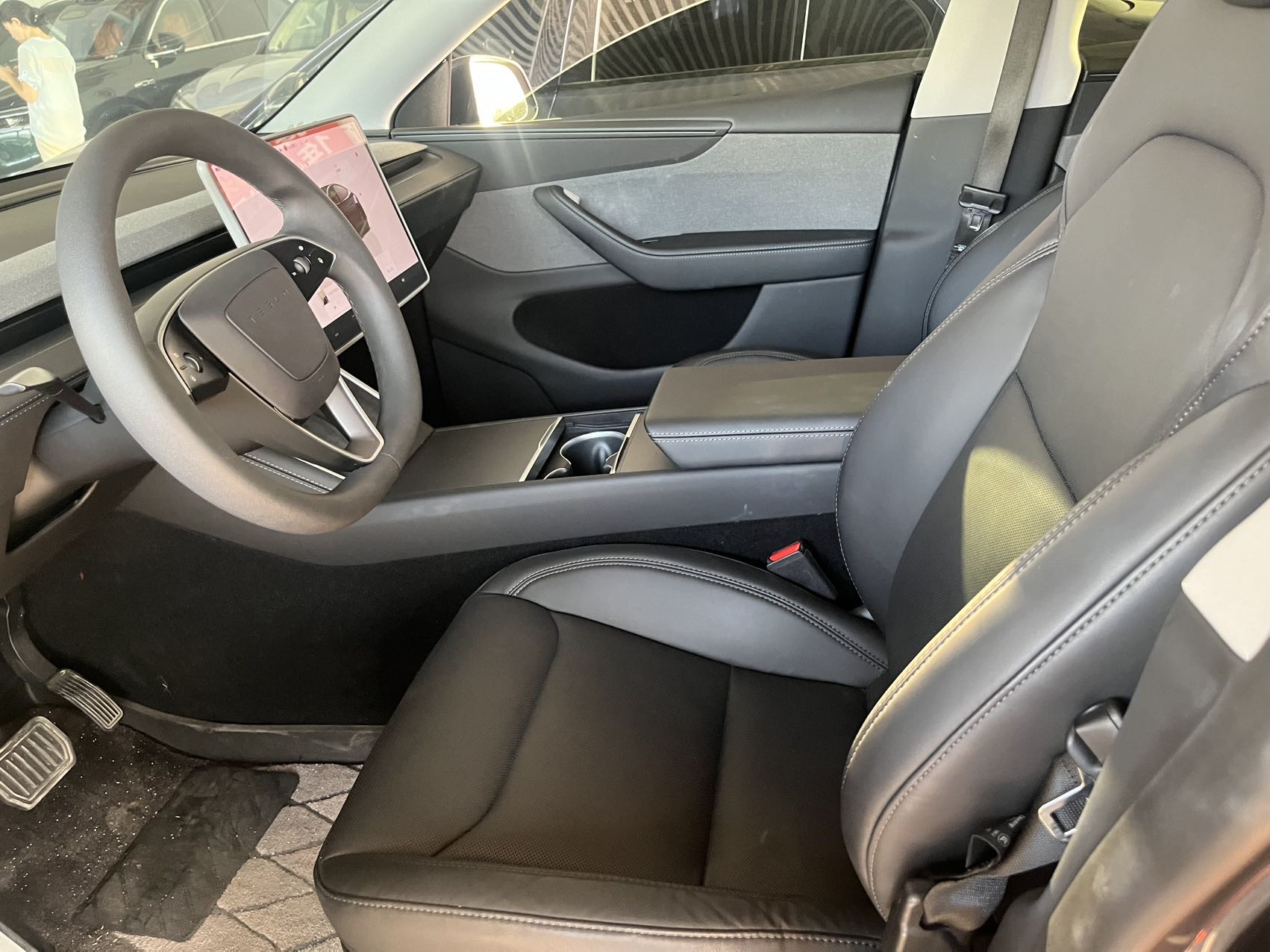 Tesla Model Y 2025 #4 Tesla Model Y 2025 car image #4