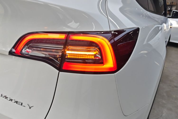 Tesla Model Y 2022 #8 Tesla Model Y 2022 car image #8