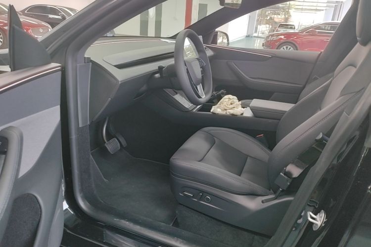 Tesla Model Y 2026 #16 Tesla Model Y 2026 car image #16