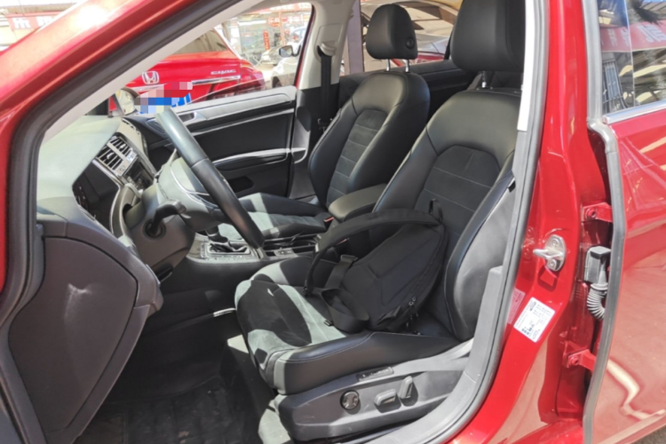 Volkswagen Golf 2019 car image #15