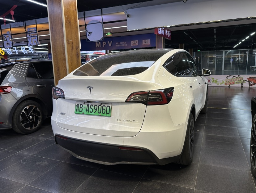 Tesla Model Y 2024 #5 Tesla Model Y 2024 car image #5