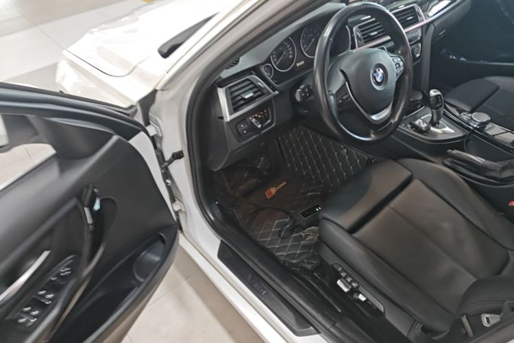 BMW 3 Series 2019 car image #16