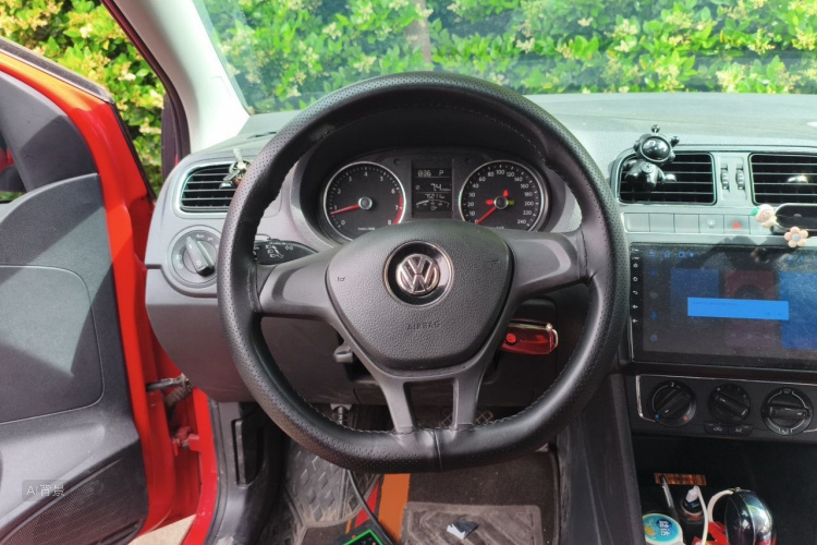 Volkswagen Polo 2016 car image #12
