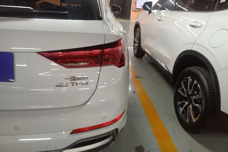 Audi Q3 2019 car image #8