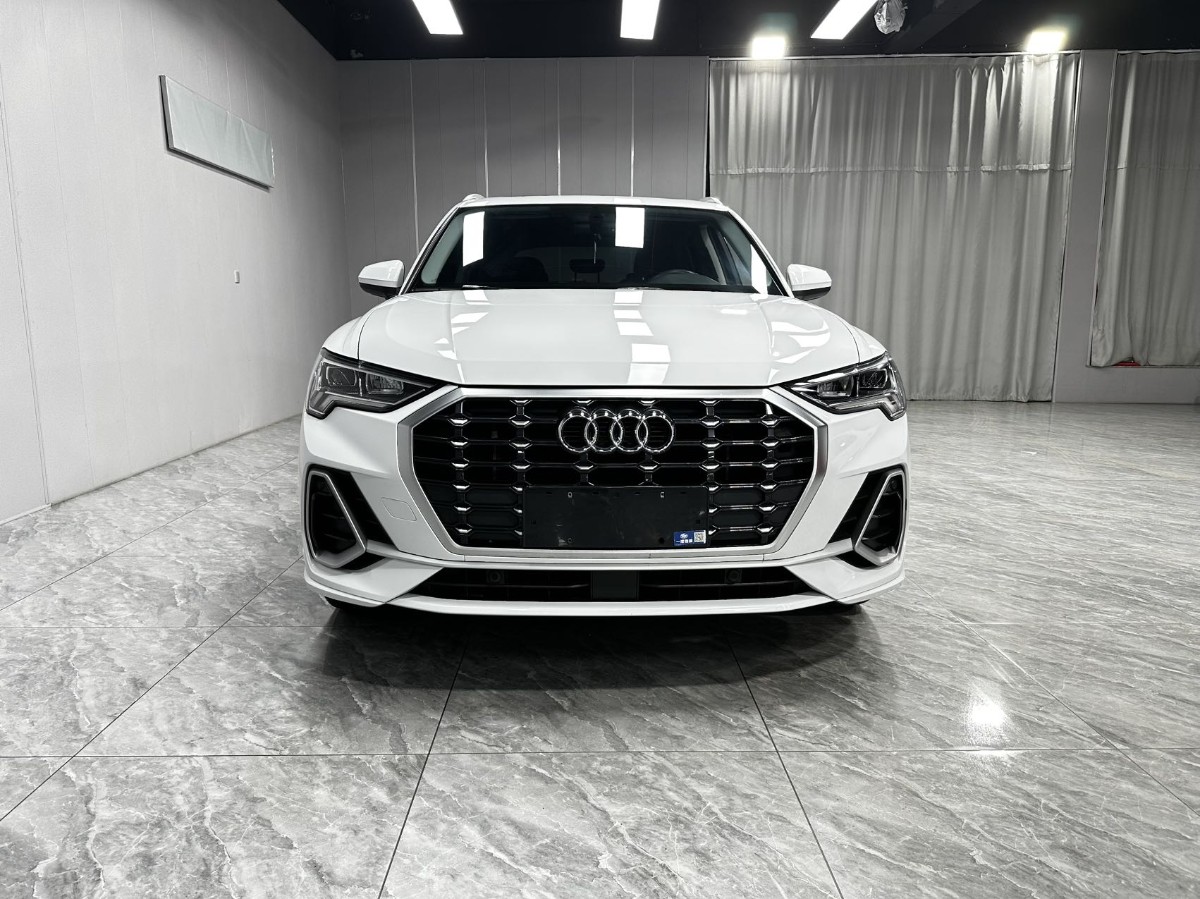 Audi Q3 2023 car image #2