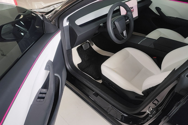 Tesla Model 3 2026 immagine di auto #12