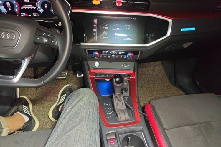 Audi Q3 2020 car image #15