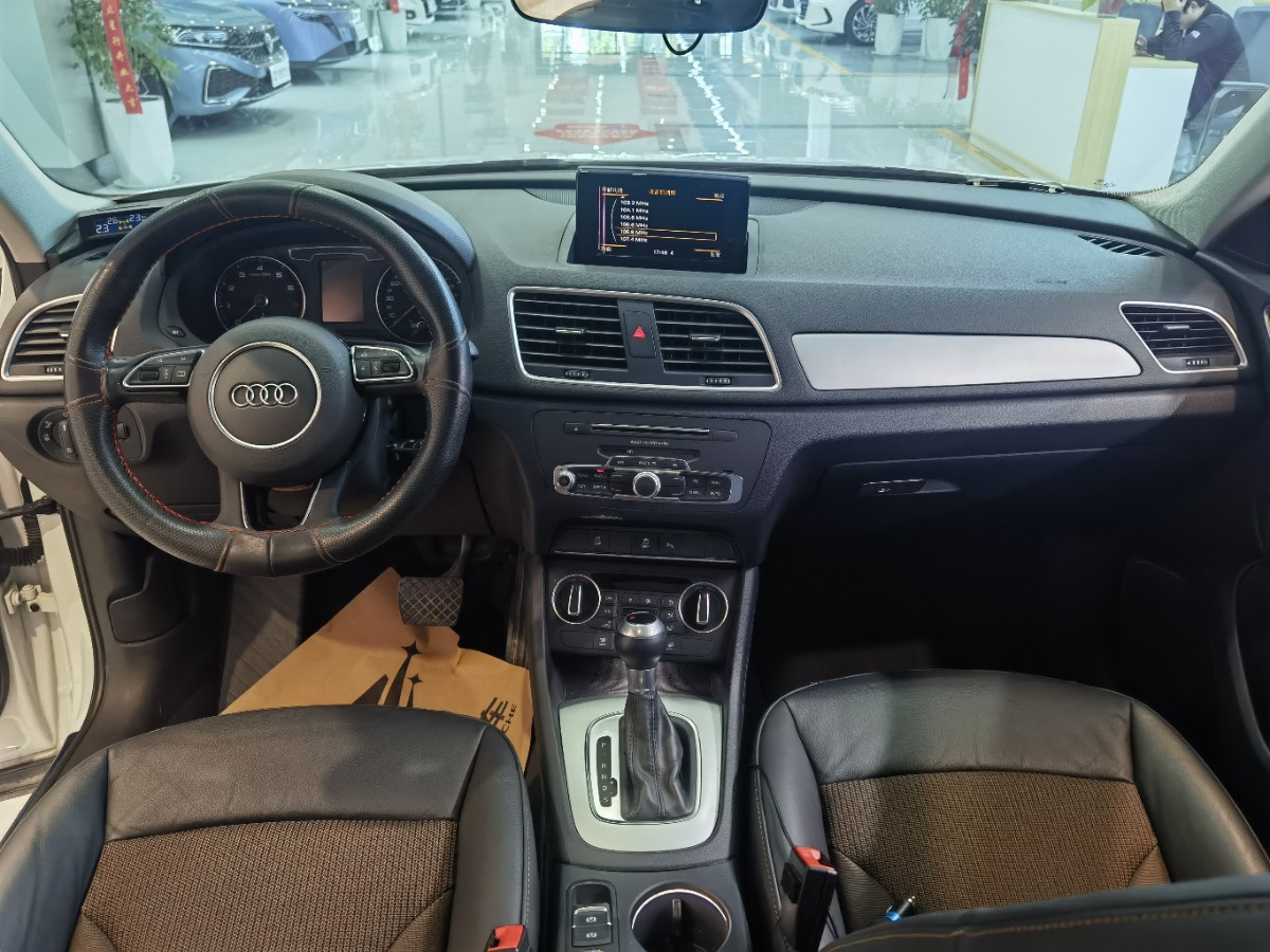 Audi Q3 2018 car image #5