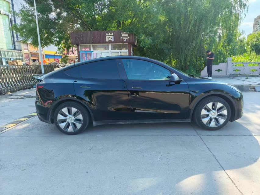 Tesla Model Y 2023 car image #9