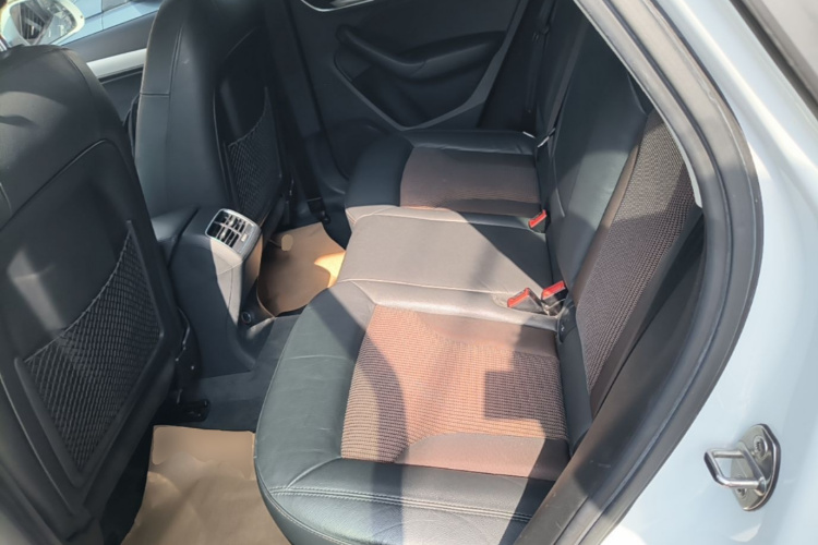 Audi Q3 2018 car image #17