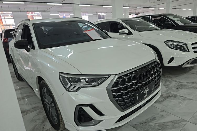 Audi Q3 2023 car image #4