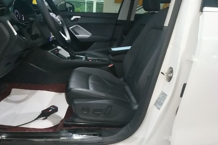 Audi Q3 2021 car image #15