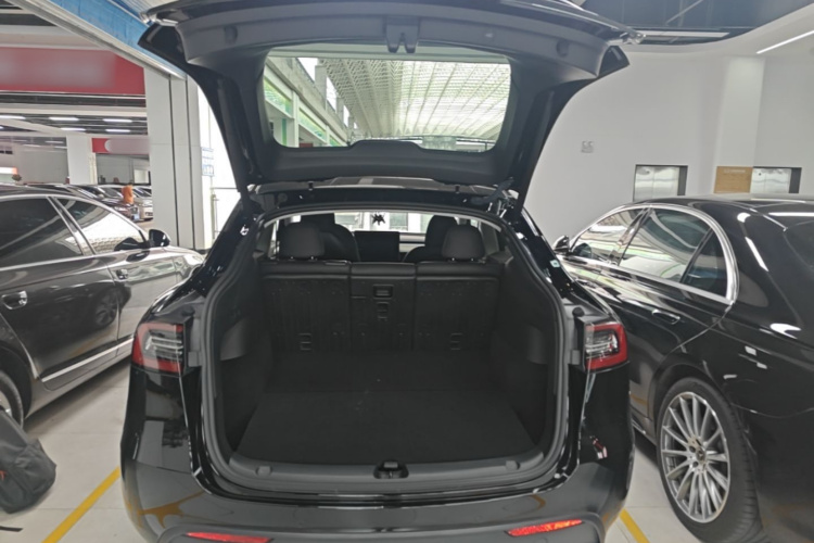 Tesla Model Y 2022 car image #19