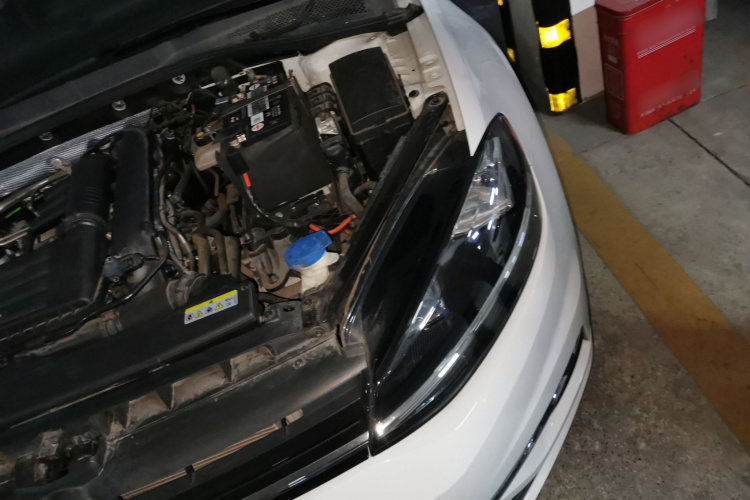 Volkswagen Golf 2020 car image #25