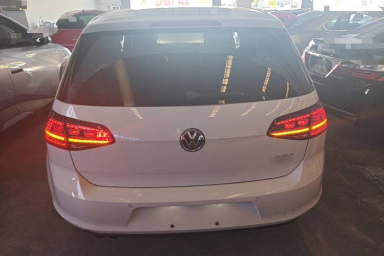 Volkswagen Golf 2018 car image #6