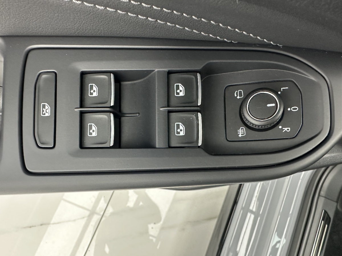 Volkswagen Golf 2024 car image #12