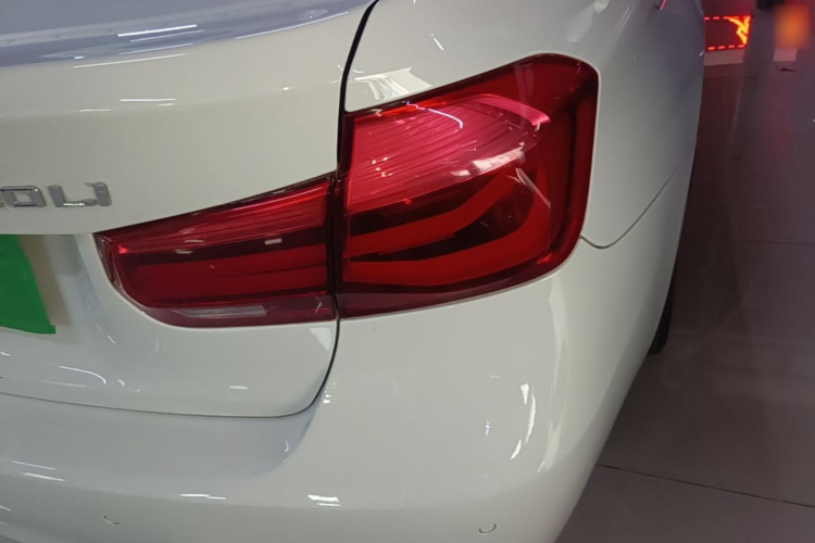 BMW 3 Series 2018 car image #8