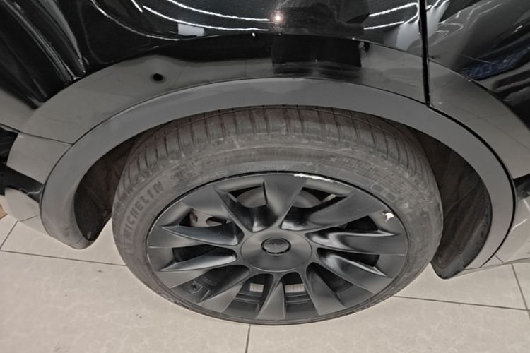 Tesla Model Y 2023 car image #10