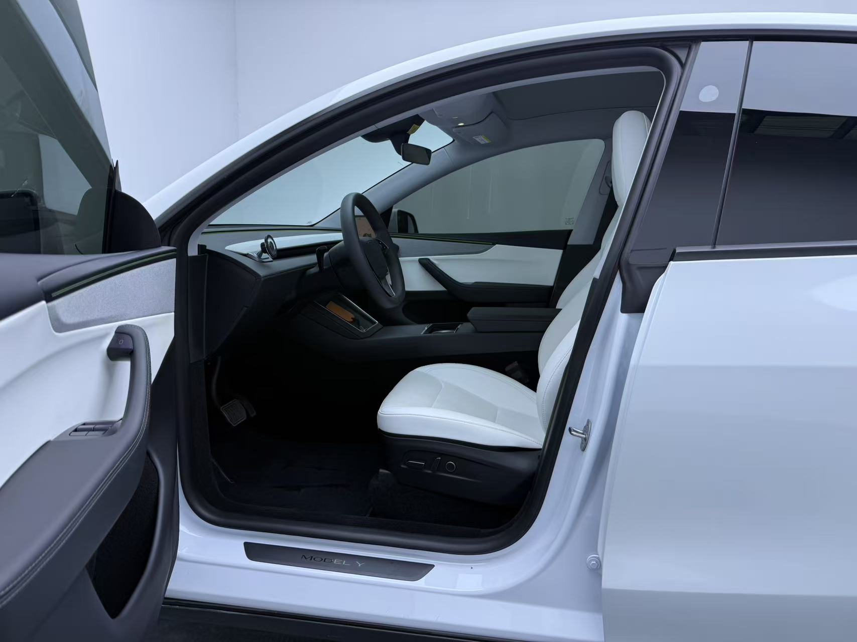 Tesla Model Y 2025 immagine di auto #6