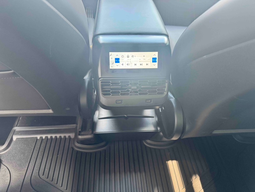Tesla Model Y 2022 #7 Tesla Model Y 2022 car image #7