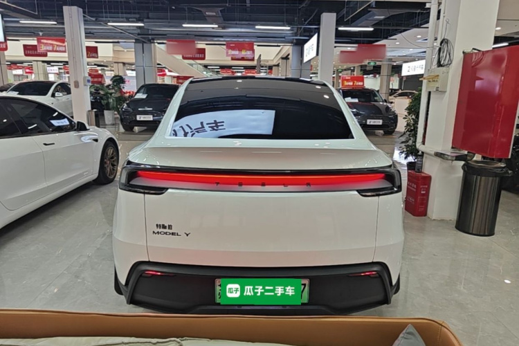 Tesla Model Y 2025 #6 Tesla Model Y 2025 immagine di auto #6