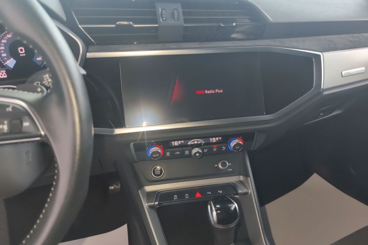 Audi Q3 2021 car image #13