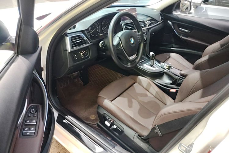 BMW 3 Series 2019 car image #14